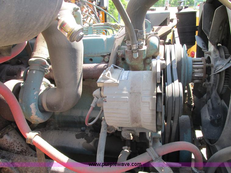 image for item E7241 1990 International 4900 oil distributor truck