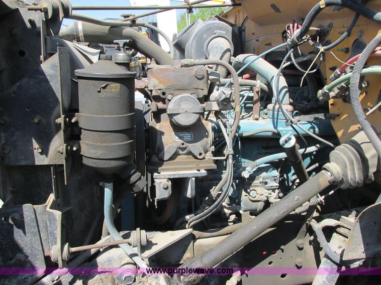 image for item E7241 1990 International 4900 oil distributor truck