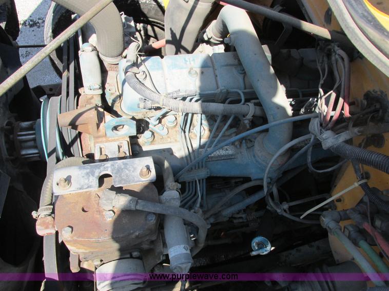 image for item E7241 1990 International 4900 oil distributor truck