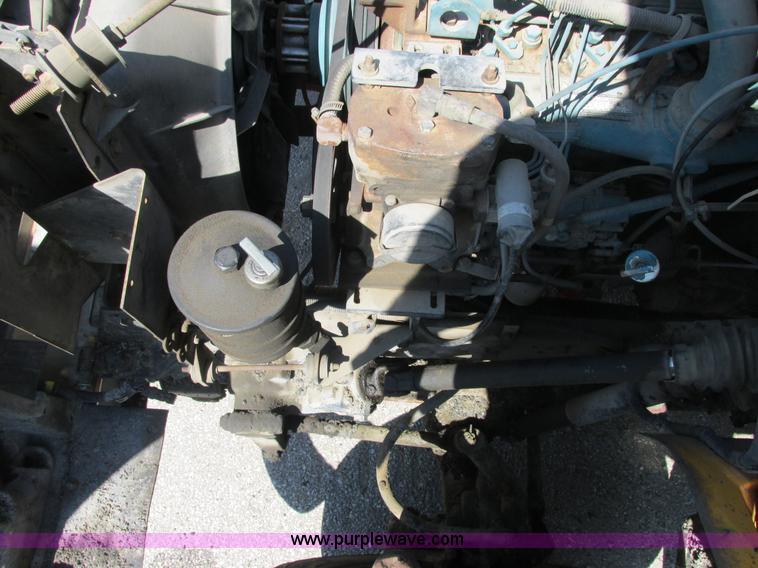 image for item E7241 1990 International 4900 oil distributor truck