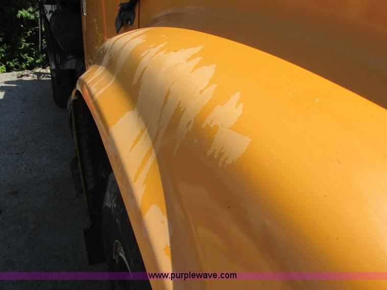 image for item E7241 1990 International 4900 oil distributor truck