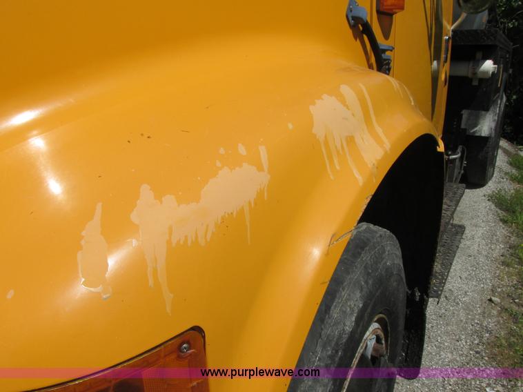 image for item E7241 1990 International 4900 oil distributor truck