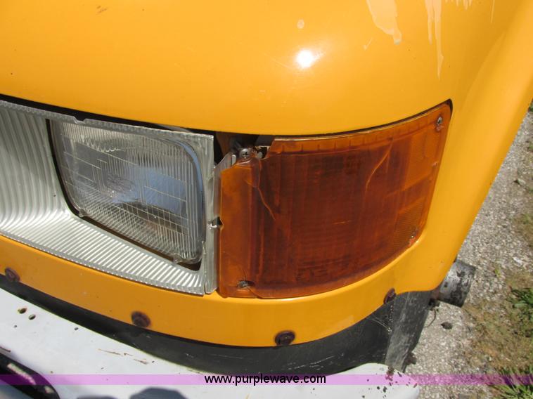 image for item E7241 1990 International 4900 oil distributor truck