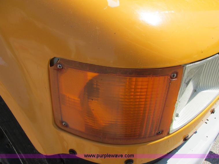 image for item E7241 1990 International 4900 oil distributor truck