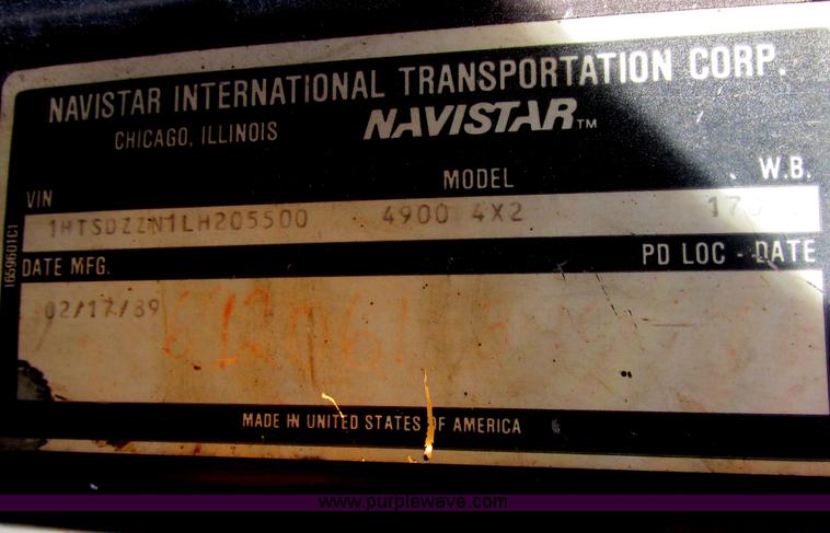 image for item E7241 1990 International 4900 oil distributor truck