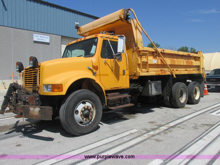 image for item E7242 1999 International 4900 dump truck