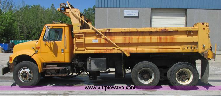 image for item E7242 1999 International 4900 dump truck