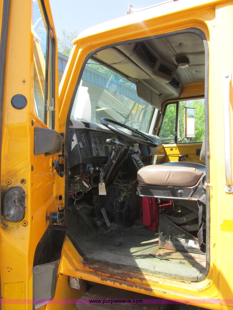 image for item E7242 1999 International 4900 dump truck
