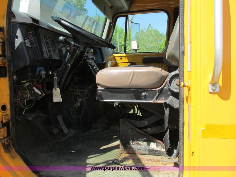 image for item E7242 1999 International 4900 dump truck