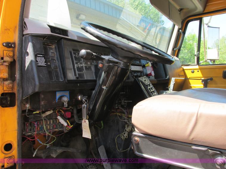 image for item E7242 1999 International 4900 dump truck