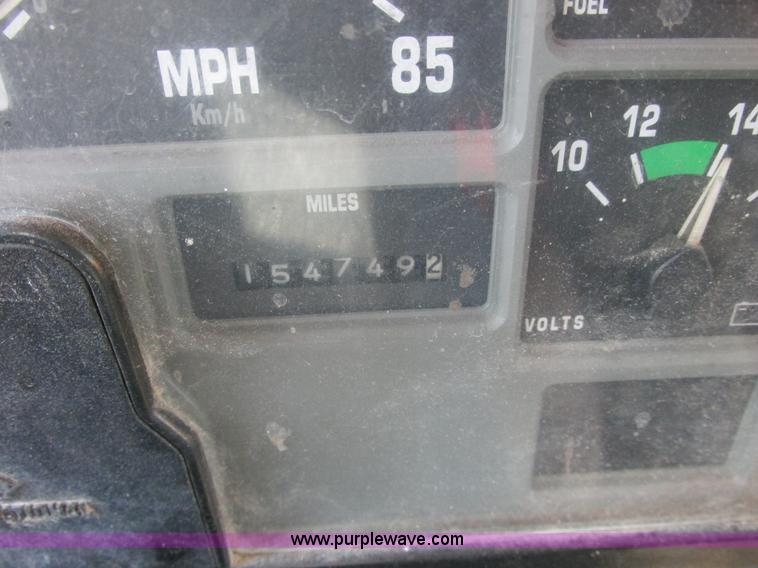 image for item E7242 1999 International 4900 dump truck