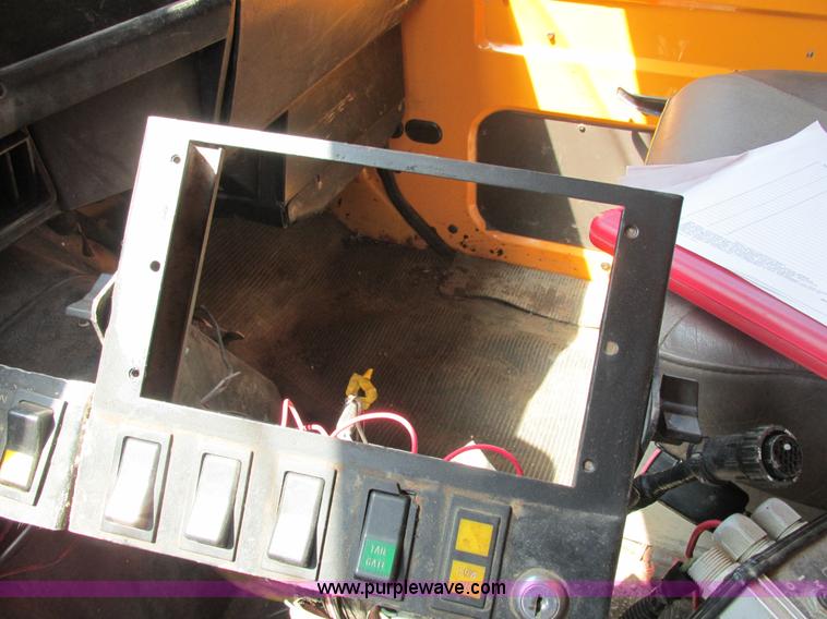 image for item E7242 1999 International 4900 dump truck