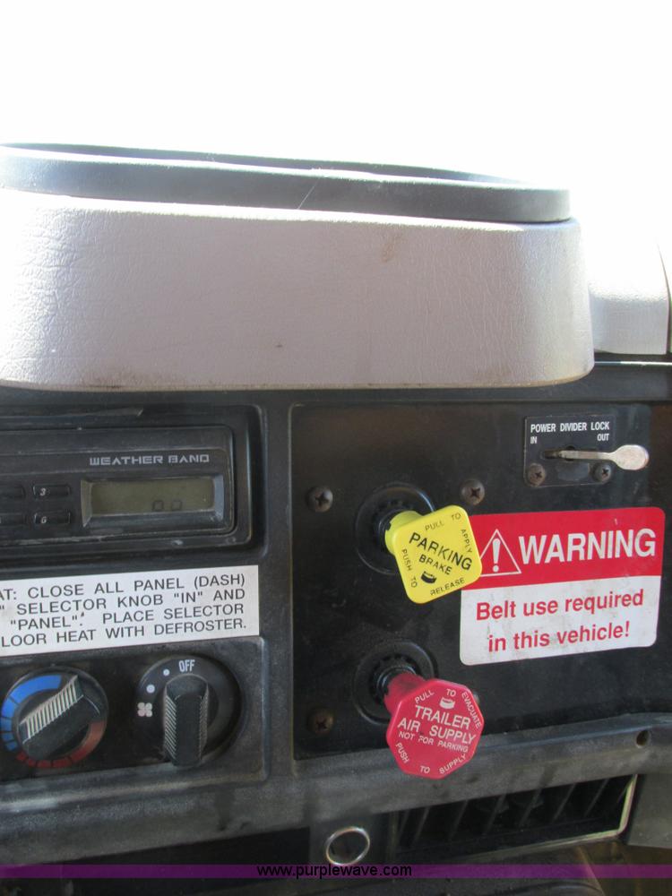 image for item E7242 1999 International 4900 dump truck