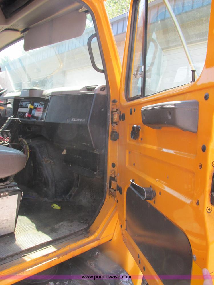 image for item E7242 1999 International 4900 dump truck