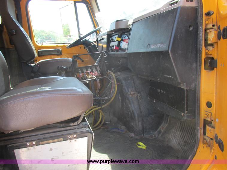image for item E7242 1999 International 4900 dump truck