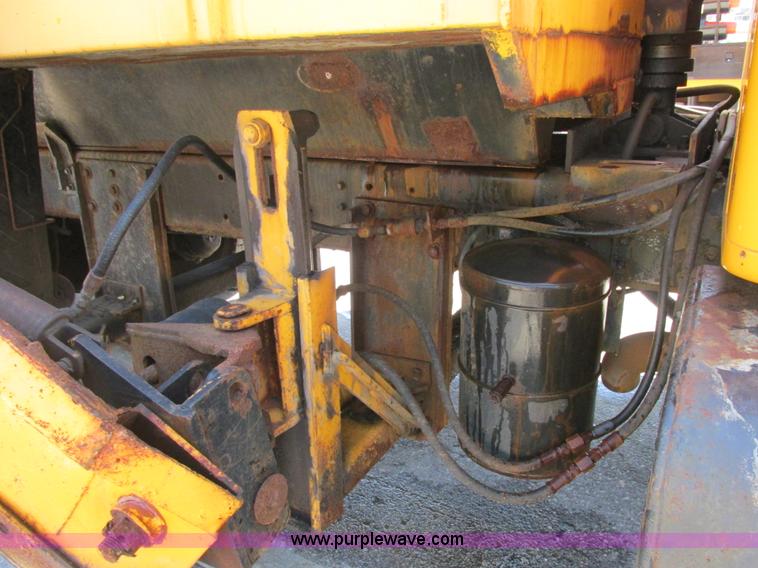 image for item E7242 1999 International 4900 dump truck