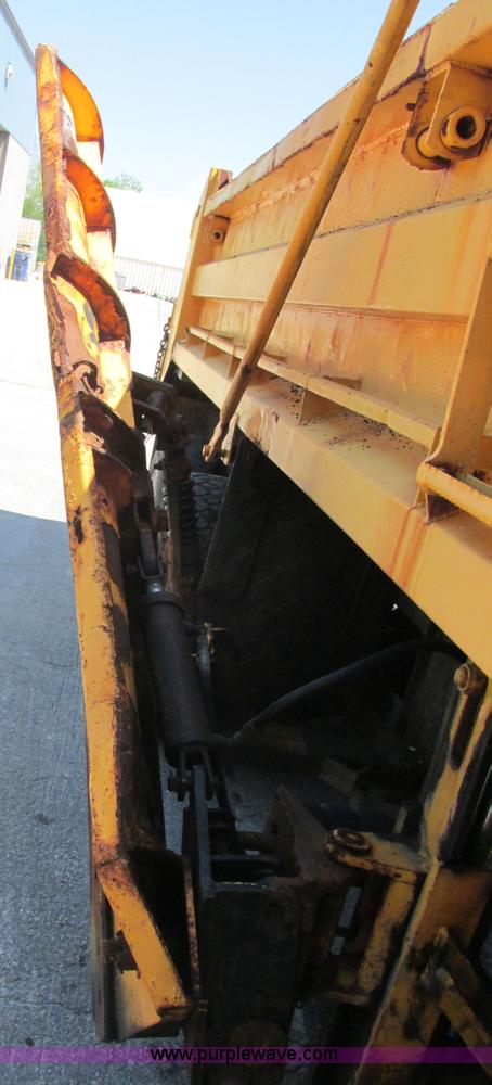 image for item E7242 1999 International 4900 dump truck