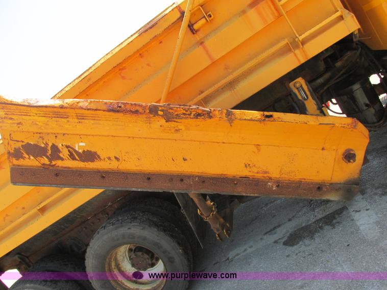 image for item E7242 1999 International 4900 dump truck