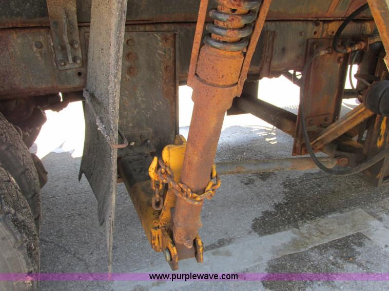 image for item E7242 1999 International 4900 dump truck