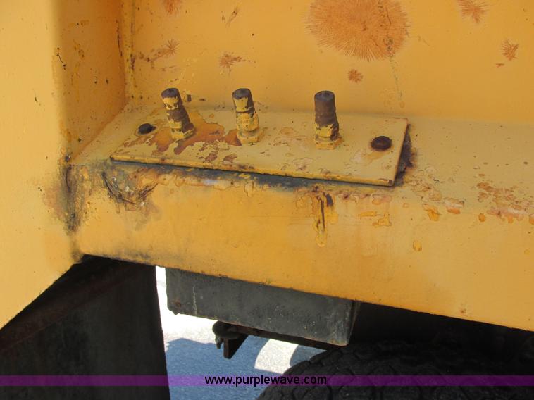 image for item E7242 1999 International 4900 dump truck