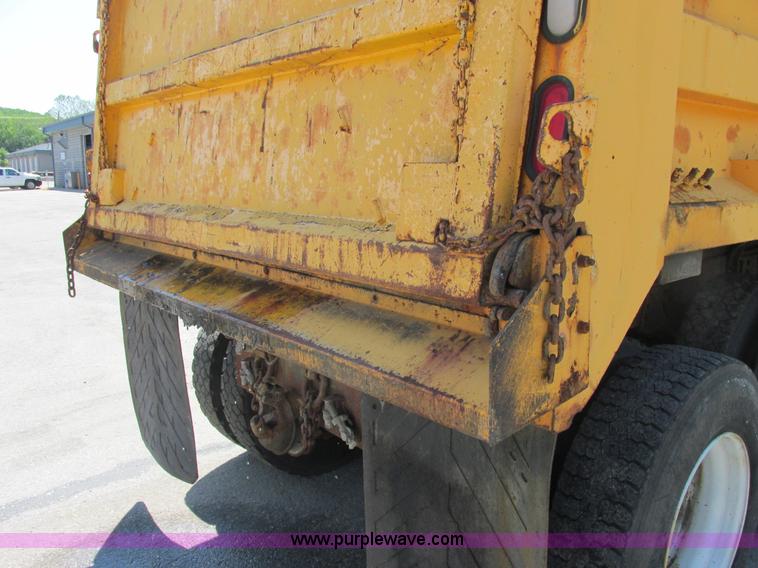 image for item E7242 1999 International 4900 dump truck