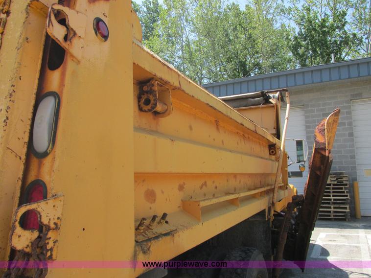 image for item E7242 1999 International 4900 dump truck