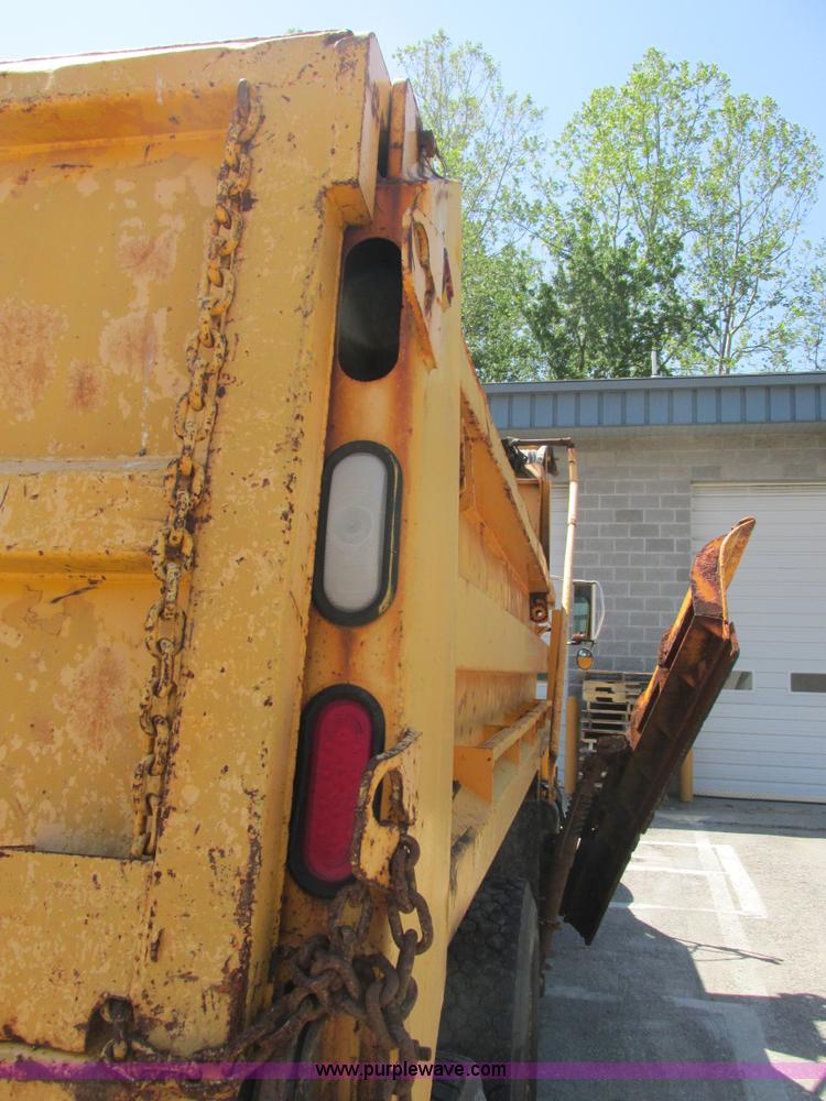 image for item E7242 1999 International 4900 dump truck