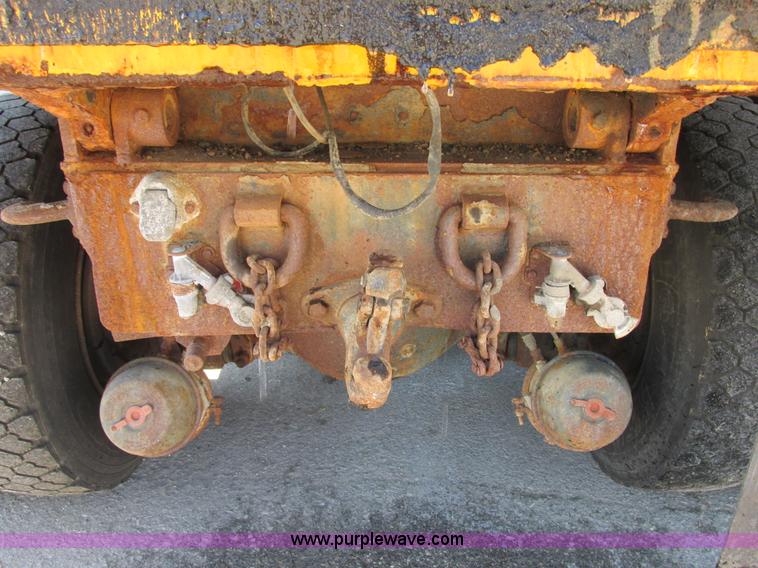 image for item E7242 1999 International 4900 dump truck