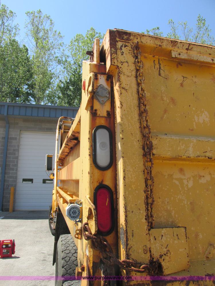 image for item E7242 1999 International 4900 dump truck
