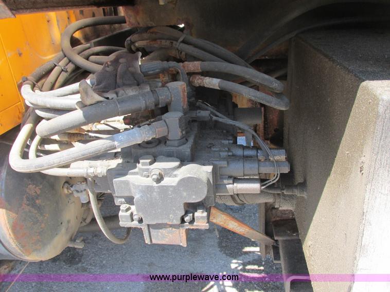 image for item E7242 1999 International 4900 dump truck