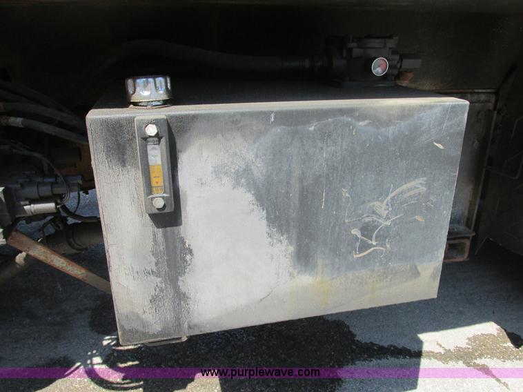 image for item E7242 1999 International 4900 dump truck