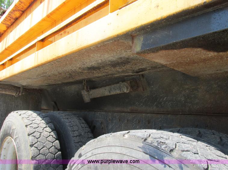 image for item E7242 1999 International 4900 dump truck