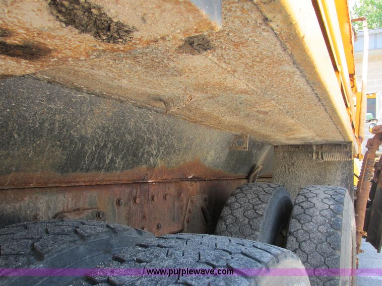 image for item E7242 1999 International 4900 dump truck