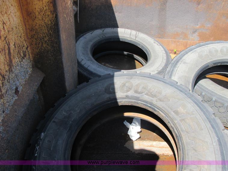 image for item E7242 1999 International 4900 dump truck