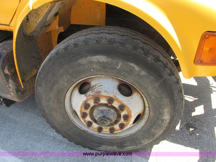 image for item E7242 1999 International 4900 dump truck