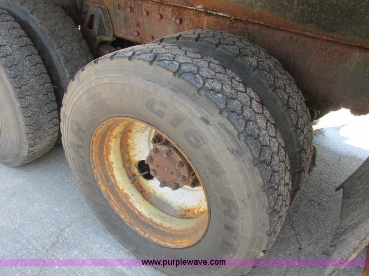 image for item E7242 1999 International 4900 dump truck