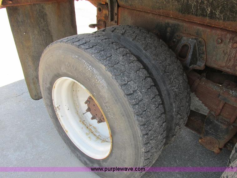 image for item E7242 1999 International 4900 dump truck