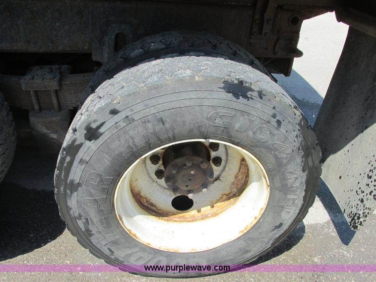 image for item E7242 1999 International 4900 dump truck