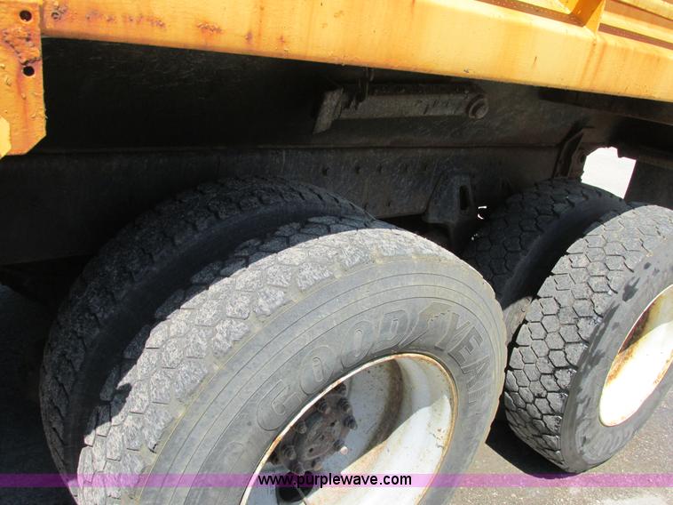 image for item E7242 1999 International 4900 dump truck