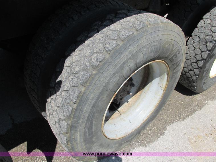 image for item E7242 1999 International 4900 dump truck