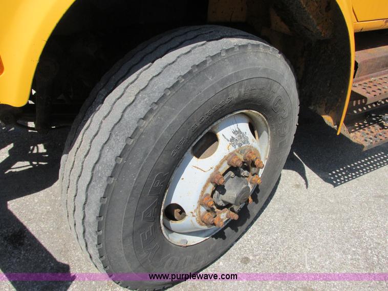 image for item E7242 1999 International 4900 dump truck