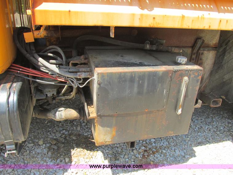 image for item E7243 1998 International 4900 dump truck