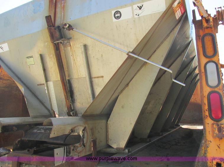 image for item E7243 1998 International 4900 dump truck