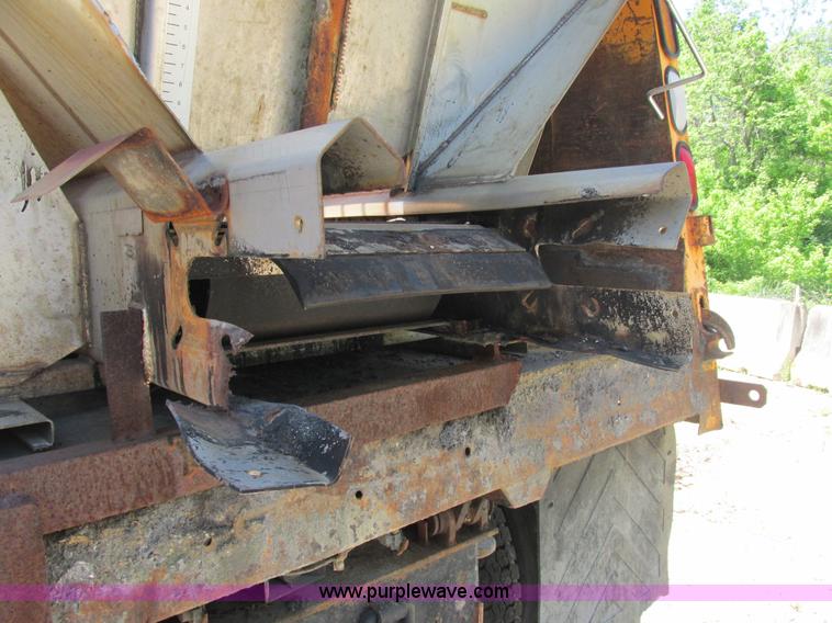 image for item E7243 1998 International 4900 dump truck