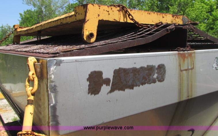 image for item E7243 1998 International 4900 dump truck