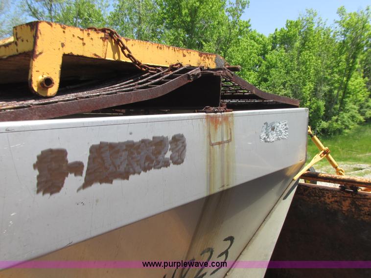 image for item E7243 1998 International 4900 dump truck