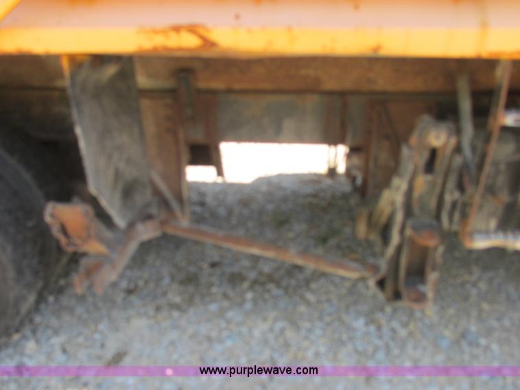 image for item E7243 1998 International 4900 dump truck