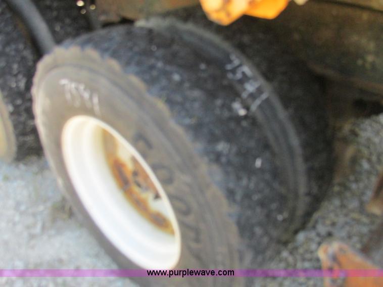 image for item E7243 1998 International 4900 dump truck