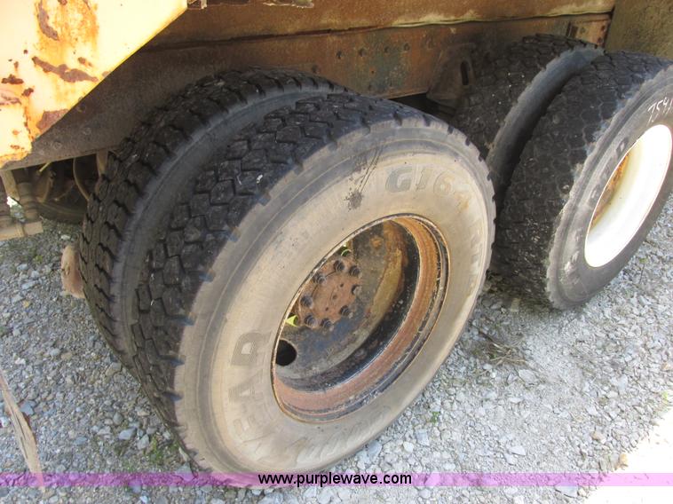 image for item E7243 1998 International 4900 dump truck