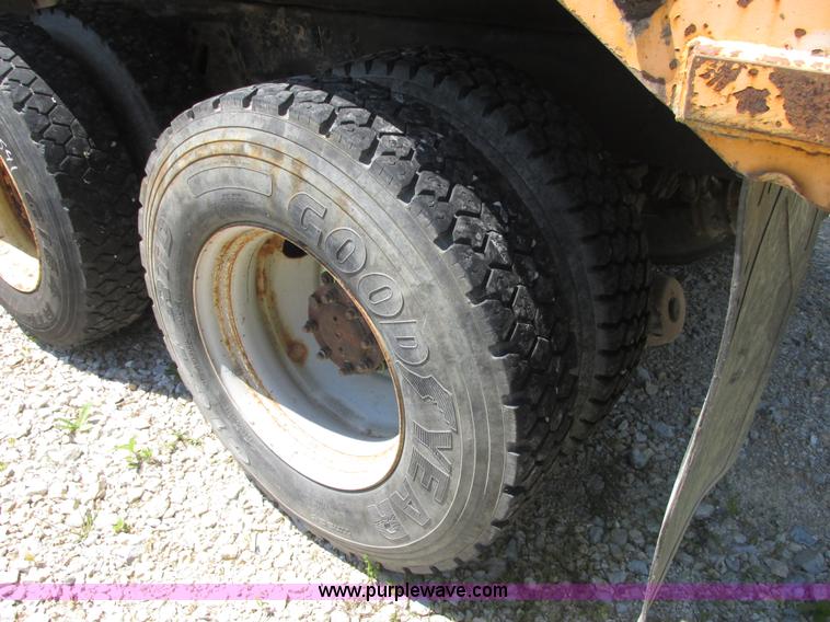 image for item E7243 1998 International 4900 dump truck